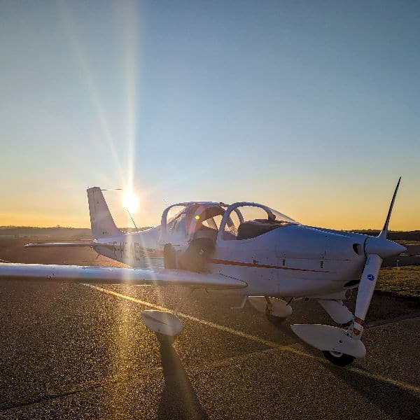 Tecnam P2002 au parking sur l'aéroport de Brive-Vallée de la Dordogne