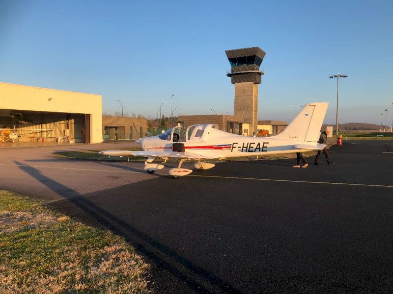 Tecnam P2002 au parking sur l'aéroport de Brive-Vallée de la Dordogne