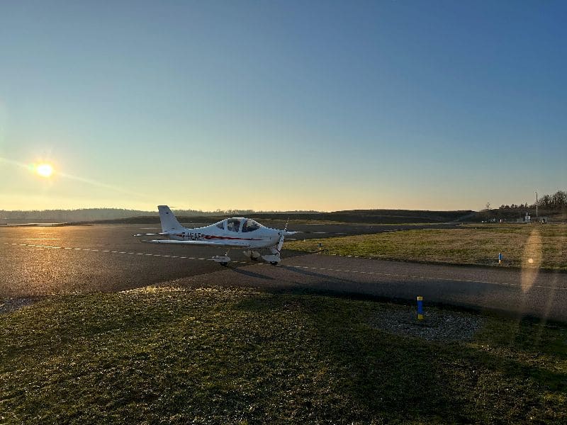 Tecnam P2002 au parking sur l'aéroport de Brive-Vallée de la Dordogne